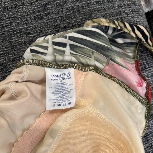 NWOT Size 12 women’s one piece floral print swimsuit. Lands end brand - Picture 5 of 6
